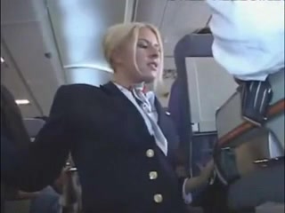 Стюардесса дрочит пилотку в туалете самолета фото