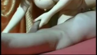 Мужик с толстым членом снимает домашнее секс-видео с начинающей моделью